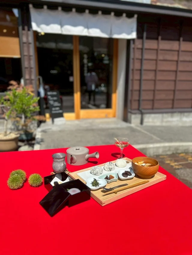 多賀茶焙煎所　秋麗祭
「新米こびり膳」
前売券販売中  秋らしい陽気になってきました。
10月11日土曜〜19日日曜、秋の実りに感謝して「秋麗祭」を開催します。
場所は多賀茶焙煎所店内と駐車場です。  この期間、「新米こびり膳」をご提供いたします。
日ごろ茶室でご提供している日本茶の茶葉を混ぜ込んだ「茶むすび」をご堪能ください。  お米は、上越市内の米農家さん「花の米」の、カニの甲羅を土壌の肥料に使った「かに米コシヒカリ」の新米です。  そのほか、上越産大豆を使ったお豆腐のおぼろ汁、茶葉のお浸し、お漬物、花豆の煮物を取り合わせ、  デザートには栗あんの水まんじゅう、せんべいおかきが付きます。  お茶は水出しの萎凋ゆめわかばと
温かい多賀一番棒茶をご用意いたします。  こちら、通常税込3,300円のところ、
2,000円でご購入いただける前売券を販売しております。
ご購入時にご利用日時をご予約ください。
期間中の土日祝は11時と13時
平日は12時のご予約が可能です。  お求めはお手数ですが、店頭にてお願いいたします。
お電話での取り置きも可能です。  なくなり次第終了となりますので、
お求めはお早めにどうぞ。
皆さまのご来店お待ちしております。  #多賀茶焙煎所 #tearoastery
#あん味堂 #いろり庵
#日本茶 #ほうじ茶 #自家焙煎 #和カフェ #和風 #甘味 #わらび餅 #和菓子
#新潟みやげ #せんべい
#日本茶カフェ #新潟カフェ #上越カフェ #上越スイーツ
#新潟 #上越 #高田
#niigata #japan #joetsu #こびり #こびり膳 #秋麗祭
#japanesetea #tea #wagashi