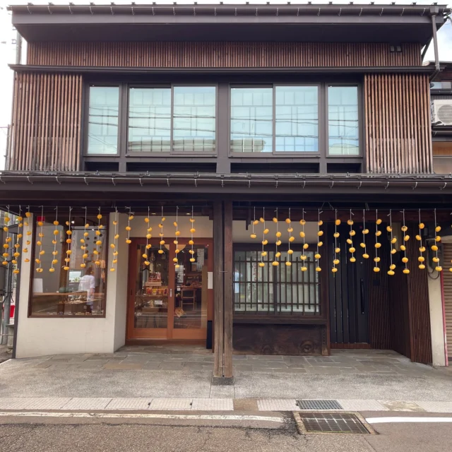 柿、柿、柿…
干柿を作りました。  いや、まだできていないので
とりあえず吊るしました。  無事干柿が完成したら、
ちょっと大人のお茶うけを作りたいと思います。
どうぞお楽しみに。  柿は柏崎のブランド柿「新道柿」と
常連のお客様にいただいた柿です。  新道柿は渋抜きをした、生の状態でも茶室でご提供しています。  実がしっかりしていてさっぱりした甘さの柿です。
アルコールを飛ばしたブランデーソースがよく合います。  生の新道柿は来週いっぱいくらいのご提供になるかもしれません。  ぜひ旬を味わいにお出かけください。  雁木で撮影もいかがですか？  #多賀茶焙煎所 #tearoastery
#あん味堂 #いろり庵
#日本茶 #ほうじ茶 #自家焙煎 #和カフェ #和風 #甘味 #わらび餅 #和菓子
#新潟みやげ #せんべい
#日本茶カフェ #新潟カフェ #上越カフェ #上越スイーツ
#新潟 #上越 #高田
#japantravel #新道柿　
#niigata #japan #雁木 ＃干柿
#japanesetea #tea #wagashi