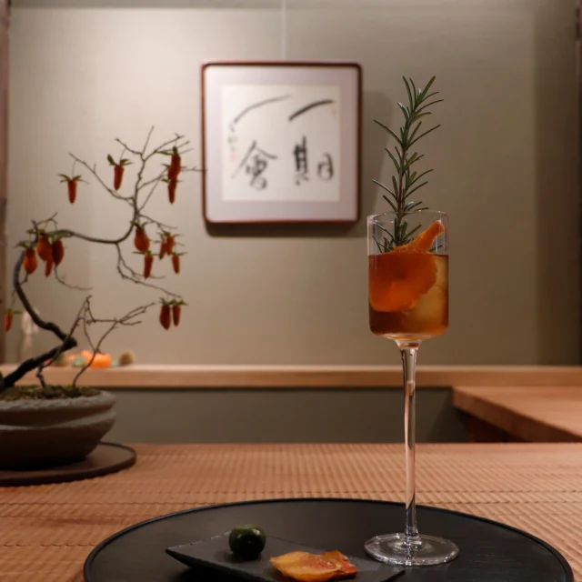 【TAGA Tea Tail Evening　Friday, Dec.19th】  12月の夜に、
お茶のカクテル、Teatailを楽しみませんか？  お茶とお酒は相性がよく、お酒をお茶で割ると二日酔いしにくいと言われています。  また、お茶にはアミノ酸やカテキンなどの栄養成分も含まれていますから、健康的にお酒を楽しめるのはうれしいですね。  多賀茶焙煎所では、自家焙煎のほうじ茶や特徴のある緑茶を使って、日本酒などの醸造酒やウイスキー、ラムなどの蒸留酒と合わせたカクテルを考案中です。  フルーツやハーブなどのフレッシュな香り、
ほうじ茶やウイスキーのスモーキーな香り…  いろいろな素材を使ってお茶屋ならではのカクテルに仕上げたいと思います。  もちろん、おつまみも多賀ならではのものをご用意いたします。
ノンアルカクテルもあります。  まずはクリスマスも近い12月、以下日時でイベントを開催いたします。  「TAGA Tea Tail Evening」
日時：2025年12月19日（金）
　　　18:00～20:00
席数：10席  メニュー、料金など決定しだいインスタにて告知させていただきます。
ご注目いただければうれしいです。  #多賀茶焙煎所 #tearoastery
#あん味堂 #いろり庵
#日本茶 #ほうじ茶 #自家焙煎 #和カフェ #和風 #甘味 #わらび餅 #和菓子
#新潟みやげ #せんべい
#日本茶カフェ #新潟カフェ #上越カフェ #上越スイーツ
#新潟 #上越 #高田
#japantravel 
#niigata #japan #joetsu #teatail #mocktail
#japanesetea #tea #wagashi