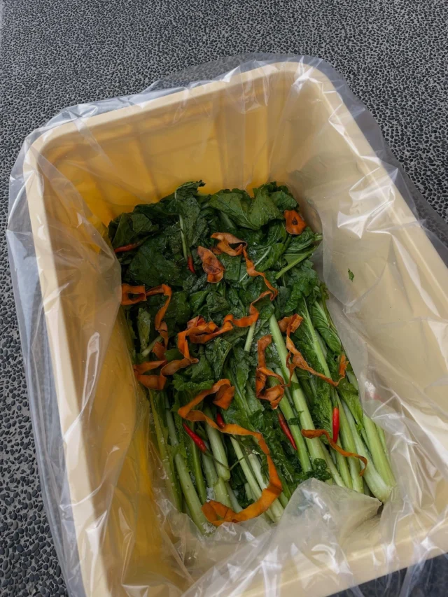 野沢菜を漬けました。  今日も雨降らず、冬支度日和
ということで、
野沢菜漬け。  上越産野沢菜に、同じく上越産の唐辛子、
先日干柿作りをしたときに剥いた柿の皮を
干しておいたものを入れました。  柿の皮は
水が上がってから入れるといいようなので、
また「追い柿」する予定です。  柿の皮を入れると、甘味で酸味がまろやかになるようです。
スルメの皮とか？入れるものはいろいろあるようですね。  うまく漬かったら、ティーテイルのおつまみに
お出ししたいと思います。
こびり膳のおにぎりにもぴったりです。  野沢菜といえば、
このへんではお茶飲みには欠かせないアイテム
ですから、
冬の定番にしたいと思います。  おいしくできますように。。  #多賀茶焙煎所 #tearoastery
#あん味堂 #いろり庵
#日本茶 #ほうじ茶 #自家焙煎 #和カフェ #和風 #甘味 #わらび餅 #和菓子
#新潟みやげ #せんべい
#日本茶カフェ #新潟カフェ #上越カフェ #上越スイーツ
#新潟 #上越 #高田
#japantravel #野沢菜
#niigata #japan #joetsu #柿の皮
#漬物 #tea #wagashi