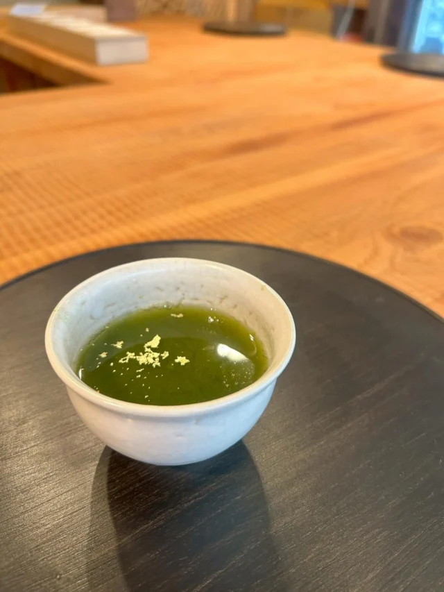 大福茶、茶室でもご提供しています。  今年も残すところあと3日。
心身整えて、よい年を迎えたいですね。  大福茶は、
新年の無病息災を願っていただく
縁起物のお茶。  多賀の大福茶は
やぶきた深蒸し茶に、国産玄米、北海道産黒大豆、
宇治の抹茶をブレンドしています。  カテキン、イソフラボン、ビタミンCなど
元気が出る要素がいっぱい。
味わいも甘く香ばしく、お子様からお年寄りまで
召し上がっていただけます。  茶室ではさらに金箔を一振り、
おめでたさ増し増しにてご提供いたします。  松の内はご提供しておりますので
ぜひ年末年始にお出かけください。  袋入りも販売しています。  #多賀茶焙煎所 #tearoastery
#あん味堂 #いろり庵
#日本茶 #ほうじ茶 #自家焙煎 #和カフェ #和風 #甘味 #わらび餅 #和菓子
#新潟みやげ #せんべい
#日本茶カフェ #新潟カフェ #上越カフェ #上越スイーツ
#新潟 #上越 #高田
#japantravel 
#niigata #japan #joetsu 
#japanesetea #tea #大福茶 #年末年始