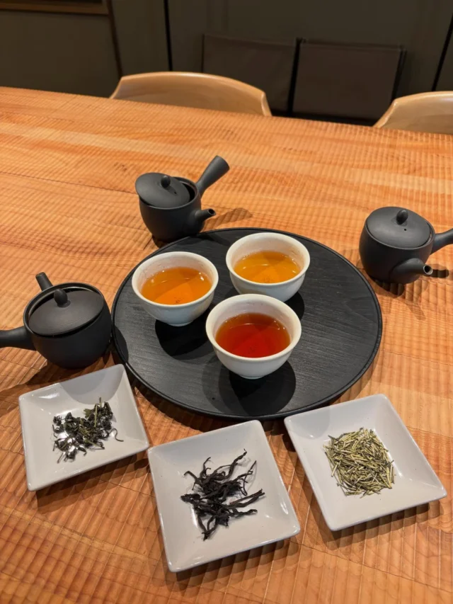 冬の三焙茶　始めます。  寒い、雪の日が続きますね。
こんなときは焙（ほう）じ茶で温まりませんか。  焙じ茶は、北海道で一番飲まれているお茶というだけあって、体を温めるには最適のお茶。  また、焙じると出てくる香ばしい香りは
ピラジンという成分で、
脳をリラックスさせる効果があります。  まさに、体と心がほっとするお茶ですね。  2月の多賀では、品種、製法の異なる３種類のお茶を
焙じ茶としてご提供いたします。  その3種類を飲み比べできるのが
「冬の三焙茶」です。  烏龍茶の「香駿（こうしゅん）」
和紅茶の「べにふうき」
緑茶の「やぶきた」  それぞれを焙烙（ほうろく）で都度焙煎。
焙じたてをお楽しみいただきます。  こちらの3種は一茶、二茶でもご注文いただけます。  焙じ茶風味のお汁粉や季節の和菓子とともに、
どうぞお楽しみください。  お待ちしています。